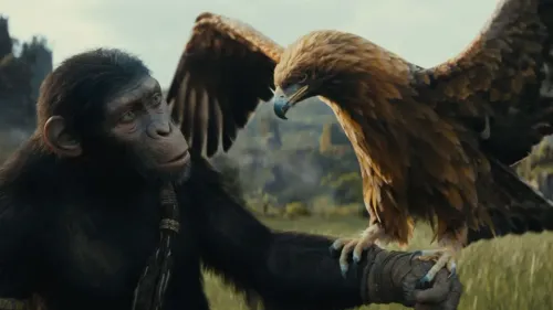 قرد يتفاعل مع طائر على ذراعه في مشهد من أفلام تحتوي على مشاهد CGI، يقترن بتوقعات جوائز الأوسكار.