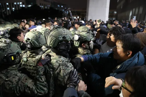 مواجهات بين قوات الأمن ومتظاهرين في سيول أثناء الاحتجاج على الأحكام العرفية التي أعلنها الرئيس السابق يون سوك يول.