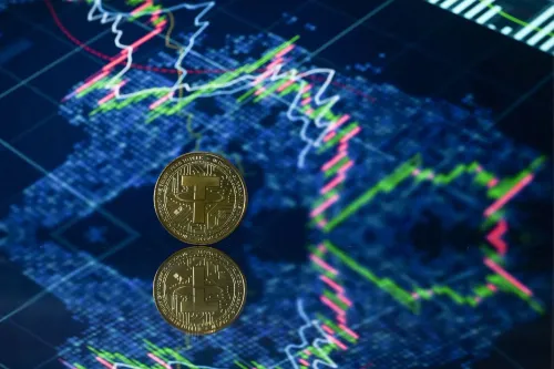 عملة مشفرة مع شعار "تيثر" على خلفية بيانات سوقية، تعكس المخاوف من الاحتيال في صناعة العملات المستقرة وتحديات قانون GENIUS.