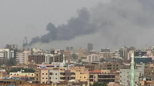 تصاعد الدخان فوق المباني في الخرطوم، مما يشير إلى استمرار الصراع بين الجيش السوداني وقوات الدعم السريع في المدينة.
