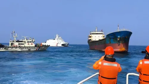 احتجاز خفر السواحل التايواني لسفينة شحن صينية في المياه قبالة تايوان، وسط تحقيق حول قطع كابل إنترنت تحت البحر.