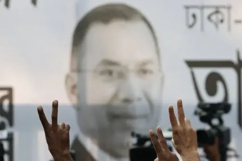 أيدت حشود من الناس في دكا رئيس الوزراء الجديد طارق الرحمن، مع رفع أصابعهم بعلامة النصر أمام صورة له، تعبيرًا عن الأمل في التغيير.