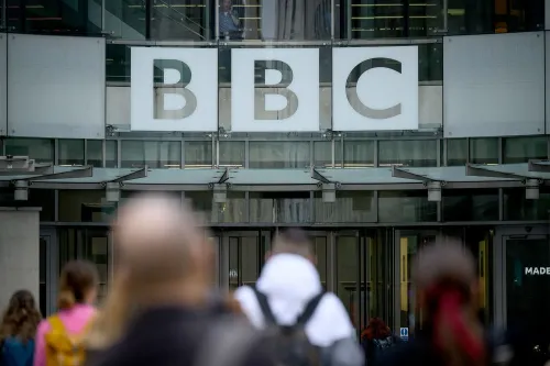 واجهة مبنى هيئة الإذاعة البريطانية (بي بي سي) مع أشخاص يتجمعون أمامه، في سياق دعوى تشهير رفعها ترامب.