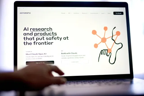 واجهة موقع شركة أنثروبيك تعرض معلومات عن الذكاء الاصطناعي ومنتجاته، مع التركيز على الأمان والابتكار.