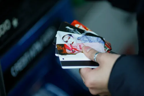 مجموعة من بطاقات المترو الملونة في يد شخص، تعكس تاريخ نظام النقل في نيويورك وتنوع تصاميمها.