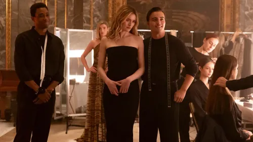 مجموعة من مصممي الأزياء في موقع تصوير، يرتدون ملابس سوداء، مع عارضة أزياء ترتدي فستاناً أسود بسيط، وسط أجواء أنيقة.