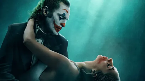 جوكر، بشخصية خواكين فينيكس، يرقص مع ليدي غاغا في مشهد درامي من فيلم \"جوكر: Folie à Deux\"، الذي حصل على سبعة ترشيحات لجوائز رازي.