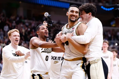 احتفال لاعبي بوردو بعد الفوز على تكساس في بطولة جنون مارس، حيث يظهر اللاعب تري كوفمان-رين وسط زملائه بعد تسجيل سلة الفوز.