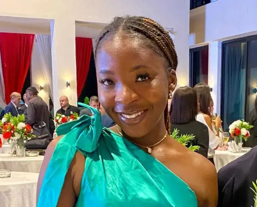 تظهر الصورة إيفونانيا نوانجيني، المغنية النيجيرية الناشئة، مبتسمة في حفل، حيث كانت تُعتبر نجمة صاعدة قبل وفاتها المأساوية.