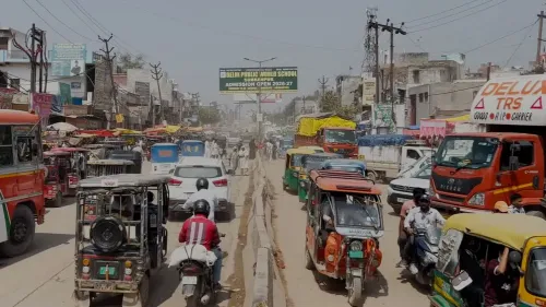 مدينة لوني الهندية تعاني من تلوث هواء شديد، حيث تظهر الشوارع المزدحمة بالمركبات والمصانع، مما يساهم في مستويات PM2.5 الخطيرة.