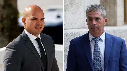 موظفان سابقان للرئيس ترامب، والت ناوتا وكارلوس دي أوليفيرا، يظهران أثناء مناقشات حول قضيتهما المتعلقة بالوثائق السرية.