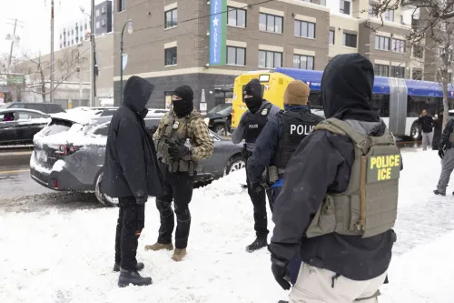 انتشار عملاء إدارة إنفاذ قوانين الهجرة والجمارك في مينيابوليس، حيث يتحدثون مع أفراد في منطقة مغلقة بالثلوج، وسط توتر متزايد حول قضايا الهجرة.