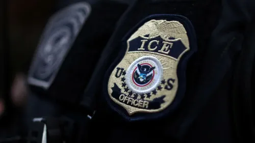 شعار إدارة الهجرة والجمارك الأمريكية (ICE) على زي أحد الضباط، في سياق قضايا الترحيل والمهاجرين.