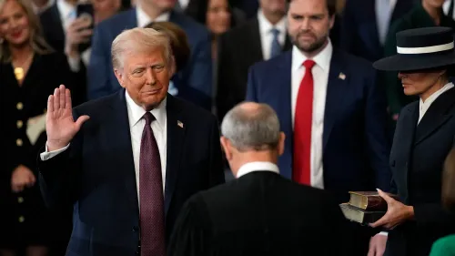 ترامب يؤدي اليمين الدستورية أمام قاضٍ، مع وجود حلفائه في الخلفية، في حدث يعكس الجدل حول الأوامر القضائية وتأثيرها على السياسات.