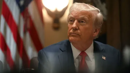 تظهر الصورة الرئيس الأمريكي دونالد ترامب أثناء اجتماع، مع العلم الأمريكي في الخلفية، حيث يناقش قضايا التعريفات الجمركية.