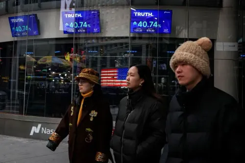 ثلاثة أشخاص يسيرون بجانب واجهة مبنى تعرض شاشات لأسعار أسهم منصة "Truth" مع العلم الأمريكي في الخلفية.