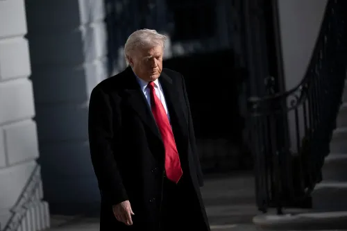 ترامب يسير بخطوات واثقة خارج البيت الأبيض، مرتديًا سترة داكنة وربطة عنق حمراء، في سياق مناقشات حول الأمن في فنزويلا.