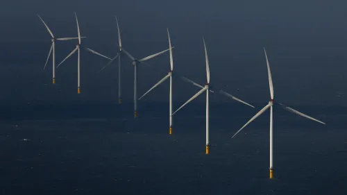 مزارع رياح بحرية تضم عدة توربينات، تمثل مشروعًا ضخمًا للطاقة المتجددة في أوروبا، لتعزيز أمن الطاقة وتقليل الاعتماد على الوقود الأحفوري.