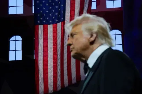 ترامب يتحدث في مؤتمر للجمهوريين، مع العلم الأمريكي خلفه، معبرًا عن أهمية الفوز في انتخابات التجديد النصفي لتجنب العزل.