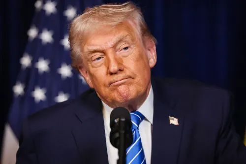 ترامب يتحدث في مؤتمر صحفي حول الوضع في فنزويلا، مشيرًا إلى إلغاء هجمات ثانية بفضل التعاون بين الولايات المتحدة وفنزويلا.