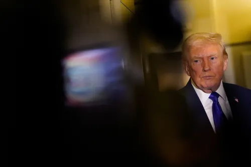 تصريح الرئيس ترامب حول توجيه البنتاغون للكشف عن السجلات الحكومية المتعلقة بالأجسام الطائرة المجهولة، مع التركيز على الحياة الفضائية.