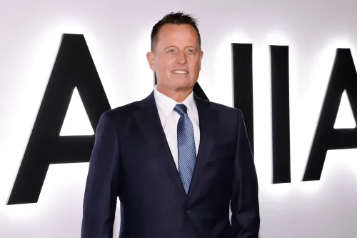 ريتشارد غرينيل، الرئيس السابق لمركز كينيدي، يظهر مبتسمًا في بدلة رسمية أمام شعار المؤسسة، وسط أجواء من التوتر والاحتجاجات.