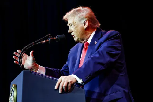 تصريح الرئيس ترامب خلال حدث سياسي، حيث يتحدث بحماس عن مقترحات اقتصادية تتعلق بسوق الإسكان والدفاع.