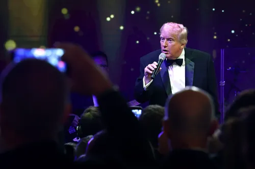 ترامب يتحدث إلى الجمهور خلال حدث رسمي، مع التركيز على صحته وجرعة الأسبرين التي يتناولها، وسط تفاعل الحضور.