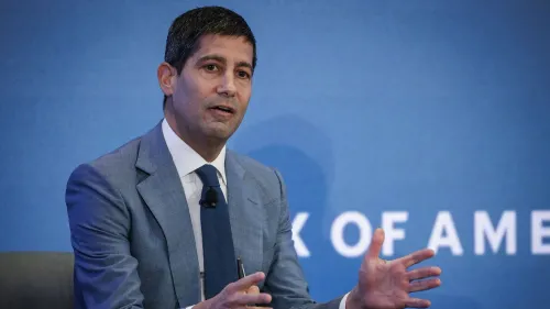 كيفن وارش يتحدث في حدث مالي، مع التركيز على دوره المحتمل كرئيس لمجلس الاحتياطي الفيدرالي في ظل إدارة ترامب.