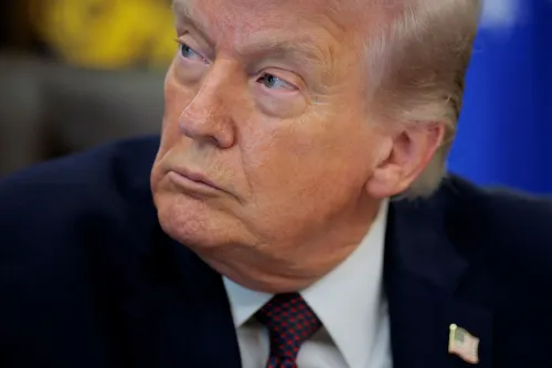 ترامب أثناء حديثه في اجتماع، مع تعبير جاد، يركز على قضايا الدفاع والإنفاق الحكومي، في سياق حديثه عن الحرب على إيران.