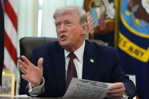 الرئيس ترامب يتحدث أثناء اجتماع، ممسكًا بمستندات تتعلق بإصلاحات الانتخابات، مع العلم الأمريكي في الخلفية.