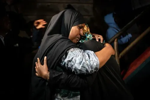 امرأتان ترتديان الحجاب تتعانقان في لحظة مؤثرة، تعبيرًا عن الدعم والتضامن بعد الهجوم الإرهابي في نيروبي الذي أودى بحياة 21 شخصًا.