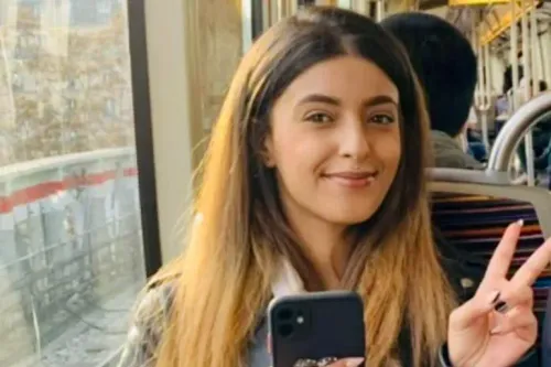 هبة المريسي، ناشطة فلسطينية، تبتسم وتظهر علامة النصر في صورة داخل وسيلة نقل، تعكس قوتها خلال إضرابها عن الطعام.