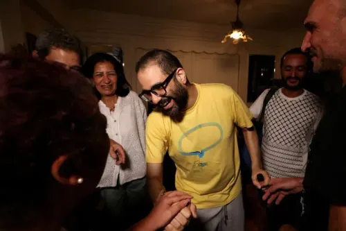 علاء عبد الفتاح، الناشط الحقوقي المصري، يتفاعل مع أصدقائه بعد عودته إلى بريطانيا، حيث يعبر عن مشاعره بعد فترة سجن طويلة.