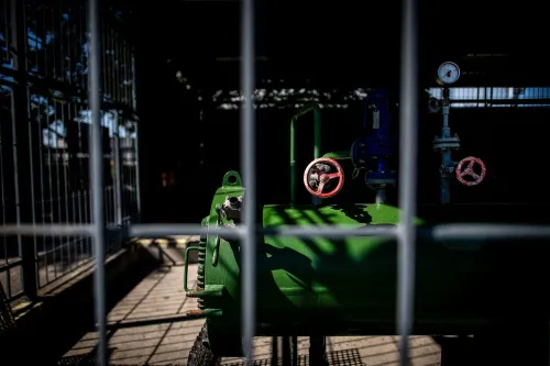 صورة تُظهر صمامات وأجهزة في محطة طاقة محاطة بسياج، تعكس التوترات بين أوكرانيا والمجر وسلوفاكيا حول إمدادات الطاقة.