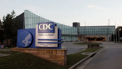 مبنى مراكز السيطرة على الأمراض والوقاية منها (CDC) في أتلانتا، مع التركيز على الشعار، في سياق تفشي الإنفلونزا والحاجة إلى المعلومات الصحية.