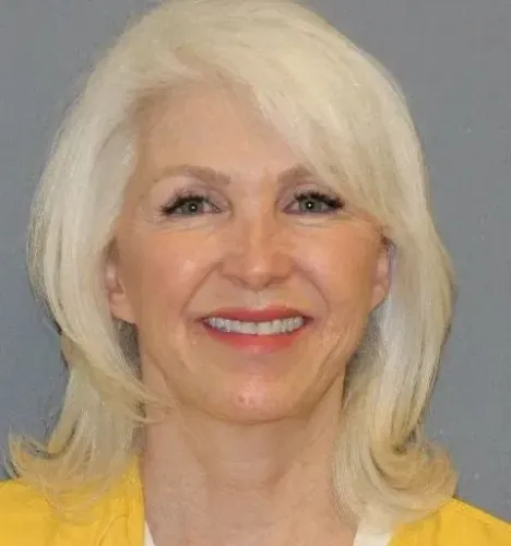 تينا بيترز، موظفة سابقة في المقاطعة، تظهر في صورة رسمية بعد إلغاء حكم السجن بحقها لتورطها في مخطط تدخل بالانتخابات.