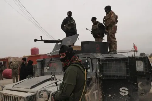 جنود من قوات سوريا الديمقراطية يقفون حول مركبة عسكرية في شمال سوريا، وسط أجواء متوترة بعد تجدد الاشتباكات.