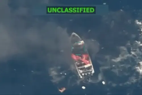 هجوم جوي على سفينة في المحيط الهادئ، يظهر الدخان يتصاعد من المركب بعد الضربة، مما يسلط الضوء على العمليات العسكرية الأمريكية ضد تهريب المخدرات.