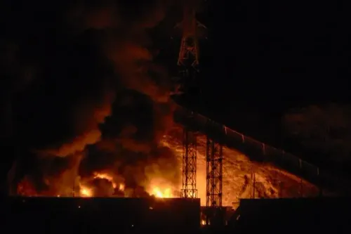 دخان ونيران تتصاعد من موقع غارة جوية أمريكية على فنزويلا، مشيرة إلى تصاعد التوترات العسكرية والاعتقالات.