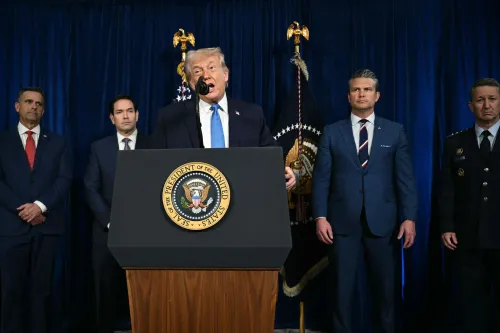 ترامب يتحدث خلال مؤتمر صحفي مع مسؤولين أمريكيين، مع التركيز على العلاقات مع فنزويلا وتحرير السجناء السياسيين.