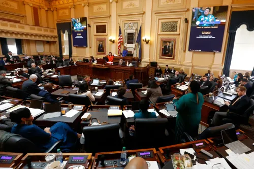 اجتماع لمجلس شيوخ ولاية فرجينيا، حيث يناقش الأعضاء مقترحات إعادة تقسيم الدوائر الانتخابية قبل انتخابات التجديد النصفي.