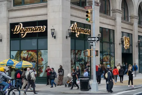 واجهة متجر ويجمانز في مدينة نيويورك، حيث يتم استخدام تقنية التعرف على الوجه لمراقبة المتسوقين لأغراض الأمان.