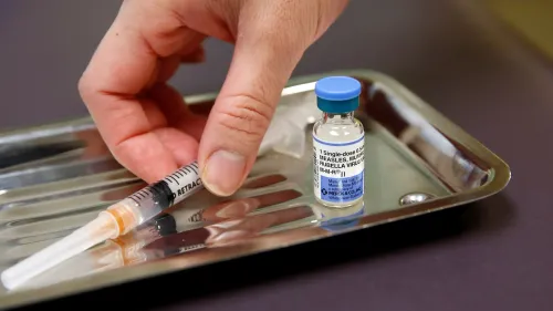 حقنة لقاح الحصبة والنكاف والحصبة الألمانية (MMR) موضوعة بجانب زجاجة اللقاح، في إطار جهود مكافحة تفشي الحصبة في غرب تكساس.