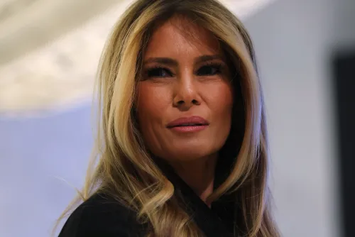 ميلانيا ترامب تظهر بتعبير جاد خلال حدث في مركز كينيدي، حيث تستعد لعرض فيلمها الوثائقي الذي يسلط الضوء على حياتها كالسيدة الأولى.