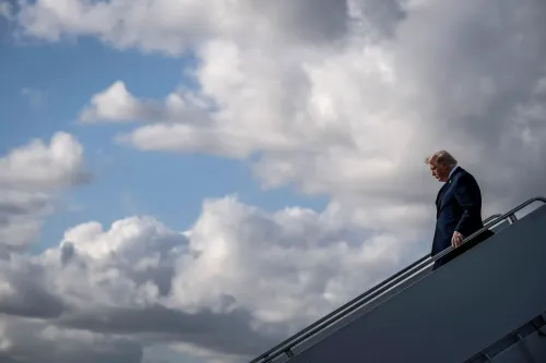 الرئيس ترامب ينزل من الطائرة وسط سماء ملبدة بالغيوم، في سياق أزمة إغلاق الحكومة وتأثيرها على إدارة أمن النقل.