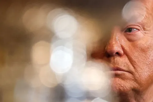 صورة مقربة لوجه دونالد ترامب، تظهر تعابير وجهه الجادة وسط خلفية مشوشة، تعكس التوترات حول سياسته الخارجية وتهديداته التجارية.