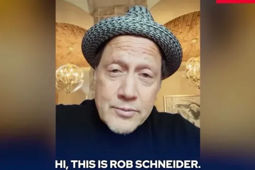 روب شنايدر يتحدث في فيديو يؤيد فيه فيكتور أوربان، مع خلفية منزلية دافئة، مما يعكس تحوله من الكوميديا إلى السياسة.