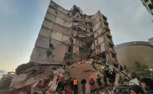 مبنى مدمر في لبنان بعد القصف الإسرائيلي، حيث يتجمع رجال الإنقاذ والفرق الطبية وسط الأنقاض، في مشهد يعكس حجم الكارثة الإنسانية.