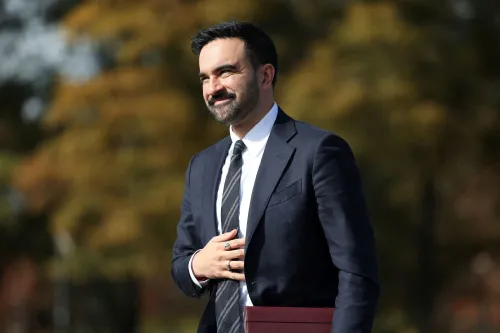 ممداني، عمدة نيويورك الجديد، مبتسم أثناء وصوله لحفل تنصيبه، مع التركيز على قضايا القدرة على تحمل التكاليف والنقل العام.